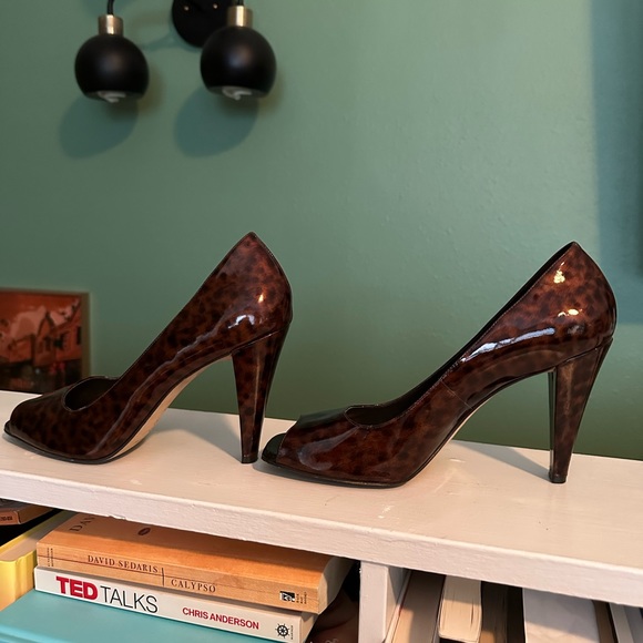 3.5 inch tortoise shell patent leather peep-toe heels - Picture 3 of 5